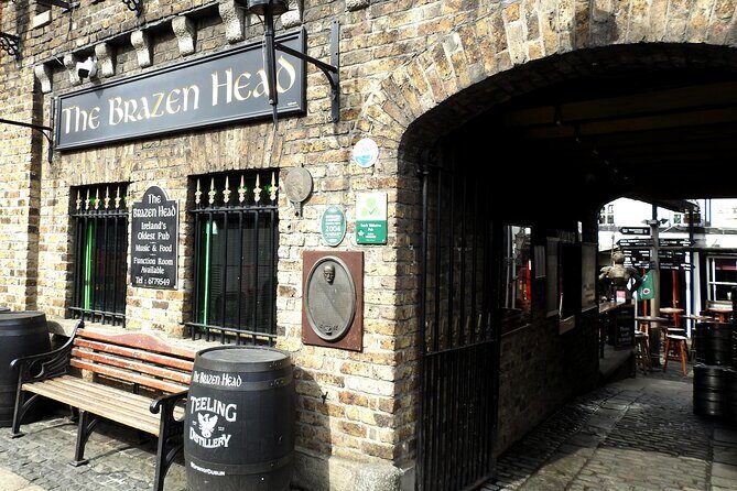 Dublin Old Town: Famous Pubs Exploration Game and Tour - Key Points