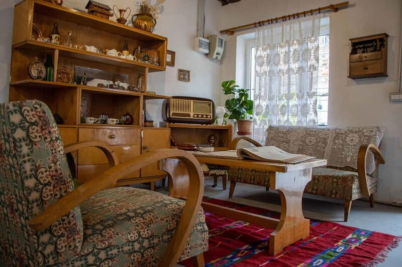 Durrës: Peeping Tourist Exhibition Ticket - Key Points