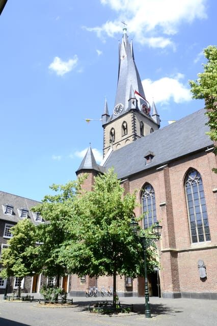 Düsseldorf walk: The Old Town and a charming market square - Authentic Experiences and Authenticity