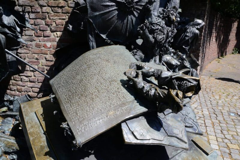 Düsseldorf walk: The Old Town and a charming market square - Analyzing Value and Practicality