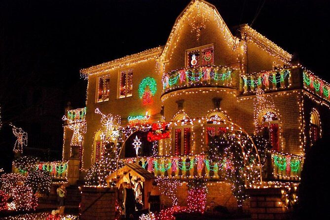 Dyker Heights Christmas Lights and NYC Skyline View Bus Tour - A Deep Dive into the Tour Experience
