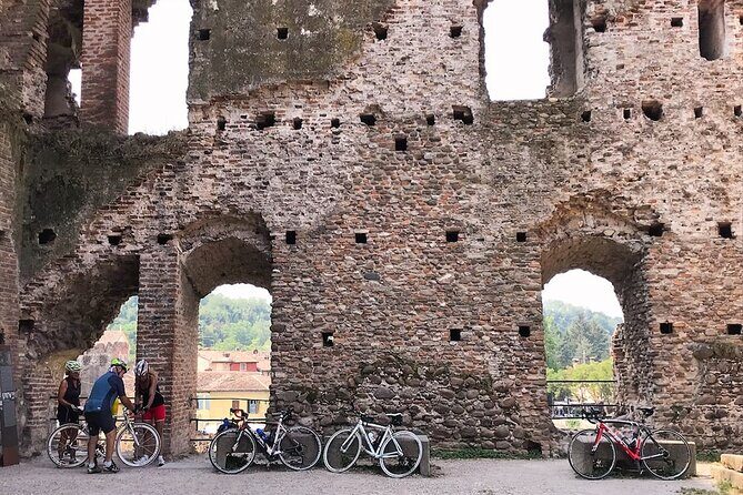 E-bike adventure among medieval castles and old villages - Authentic Local Flavors and Personal Touches