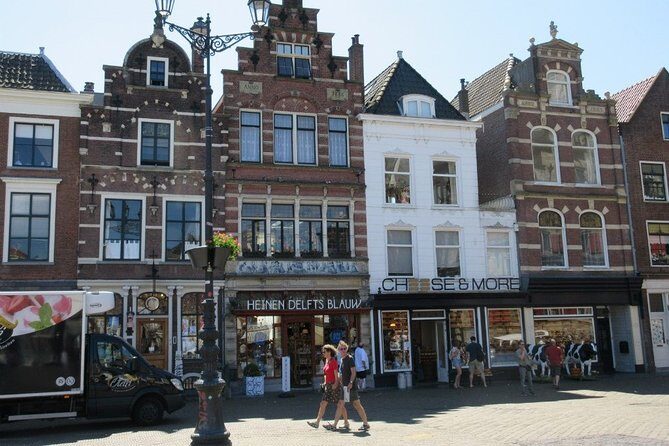 e-Scavenger hunt Delft: Explore the city at your own pace - Exploring Delft at Your Own Pace with a Smartphone Scavenger Hunt