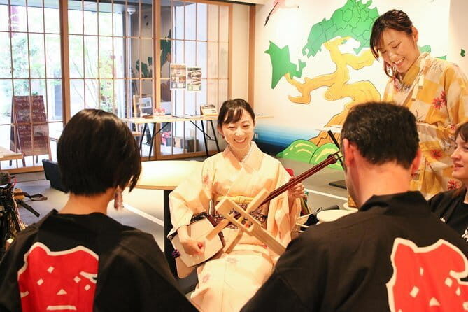 Easy for everyone! Now you can play handmade mini shamisen and show off to everyone! Musical instruments, sweets and live music - Key Points