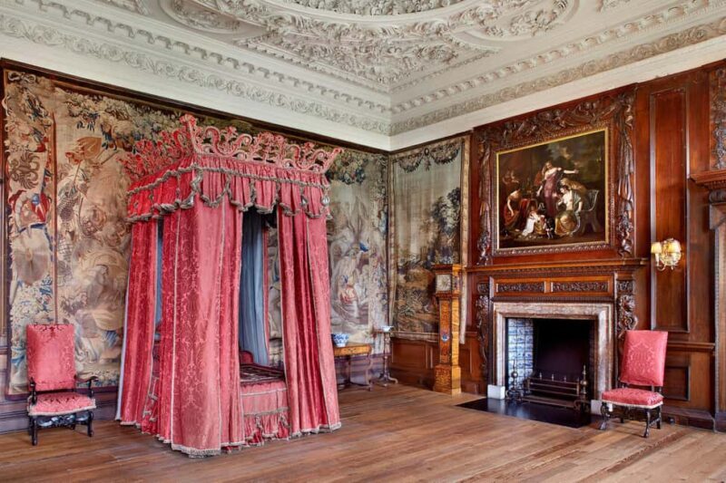 Edinburgh: Castle Guided Tour & Holyrood Palace Ticket - Discover Edinburgh’s Iconic Landmarks with a Guided Castle and Holyrood Palace Tour
