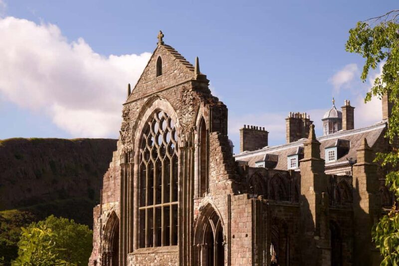 Edinburgh: Castle Guided Tour & Holyrood Palace Ticket - Who Should Consider This Tour?