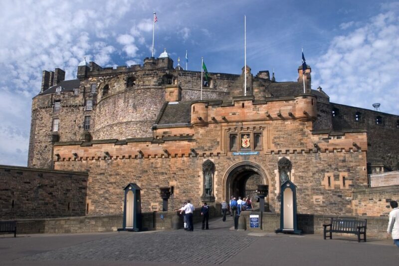 Edinburgh Castle: Guided Walking Tour with Entry Ticket - Location and Setting