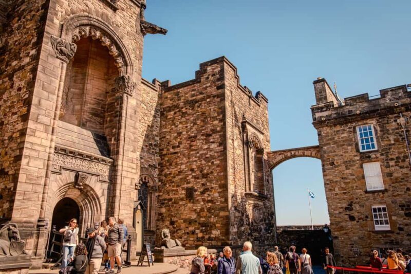 Edinburgh Castle Tickets & Tour - Scottish Guide In a Kilt - The Guides and Their Stories