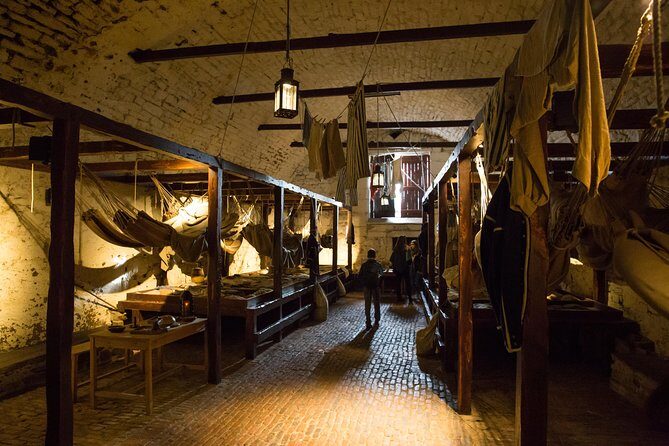 Edinburgh Skip-the-Ticket-Line Castle Walking Tour - Key Points