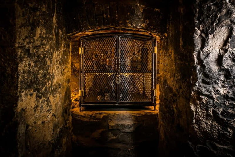 Edinburgh: The Lost Close Underground Scotch Whiskey Tasting - Meeting Point and Tour Structure