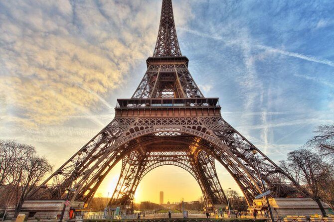 Eiffel Tower Access to 2nd Floor and Summit option with Host - Key Points