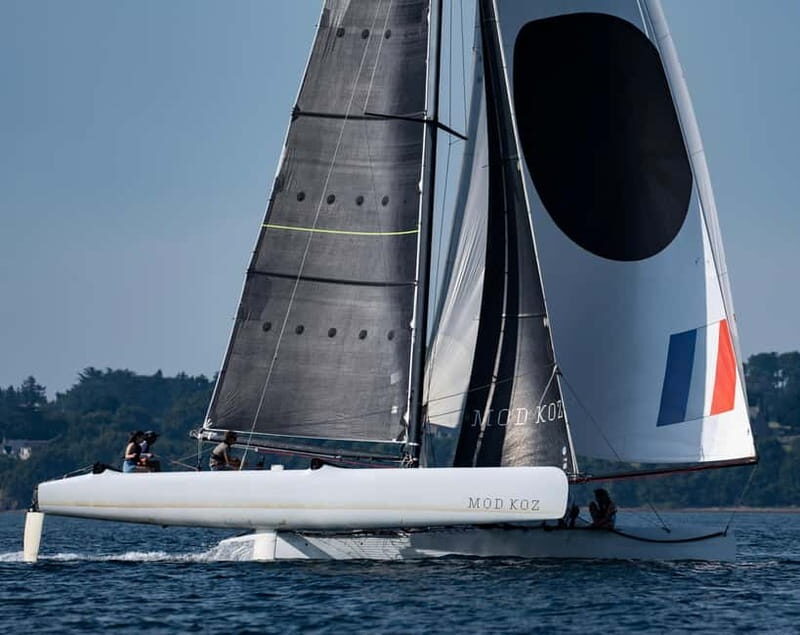Embark in Larmor-Baden: discover our Extreme 40 catamaran. - Key Points