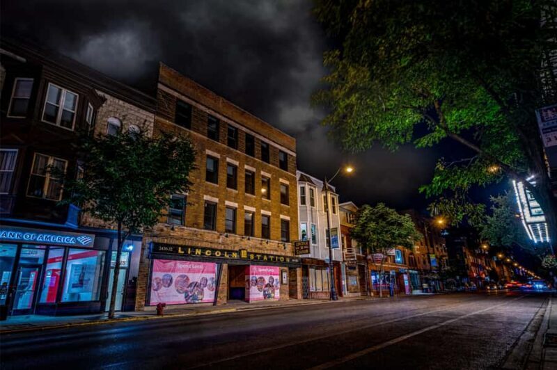 Embers of the Windy City: Chilling Chicago Ghost Tours - Guides and Atmosphere: Bringing the Stories to Life