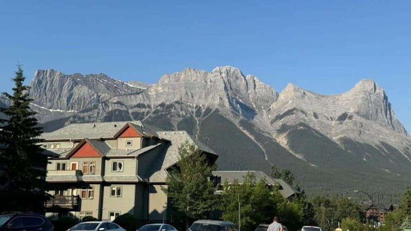 Emerald Lake, Moraine, Louise, Johnston Canyon & Banff Town - Who is this tour best suited for?
