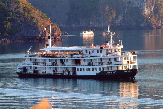 Emeraude Cruise 2 days 1 night Ha Long Bay Tour - Key Points