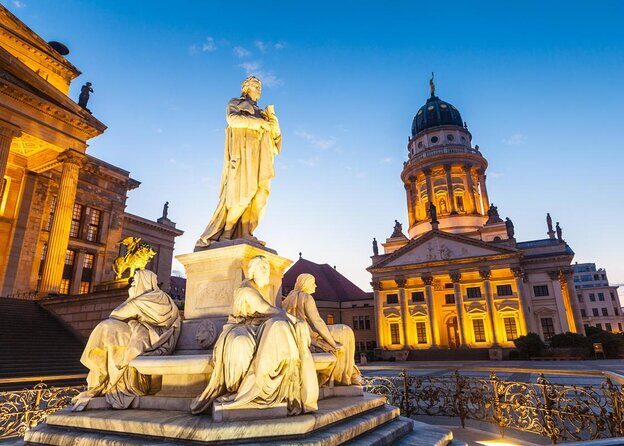 English Comedy Ticket including Pizza in Berlin Mitte - A Night of Laughter in Berlin Mitte: Comedy with Free Pizza