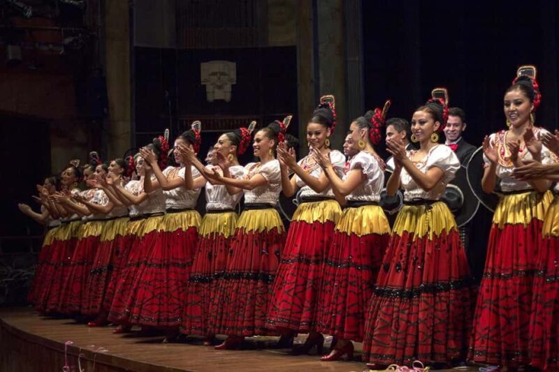 Enjoy the Folkloric Ballet at the Palacio de Bellas Artes - A Closer Look at the Experience