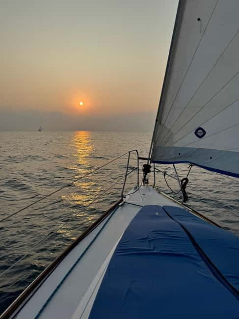 Enjoy the sunrise in Barcelona from a sailboat with drinks & snacks - What Makes This Tour Stand Out?