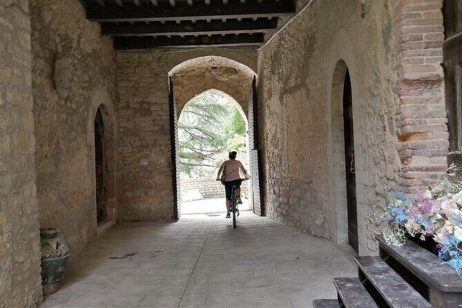 Enobike tour to Lake Corbara and Titignano Castle - A Scenic Ride Through History and Nature Near Orvieto