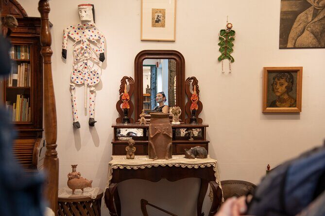 Entrance to Frida Kahlo Museum with Written Guide - Who Will Appreciate This Tour?