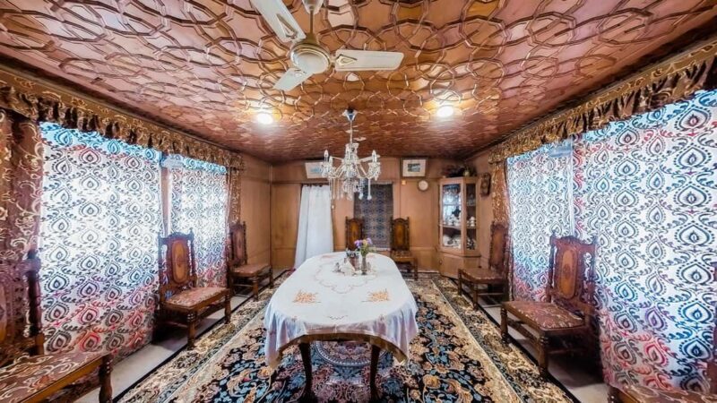 Essence of Kashmir 5 days 4 Night Accommodation With Tours - Key Points