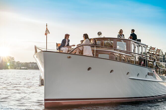Evening aperitif tour aboard the motor yacht Fitzgerald - What to Expect from the Experience
