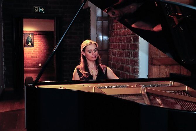 Everyday concerts of Chopin's music at the Old Town in Warsaw - The Venue and Its Atmosphere