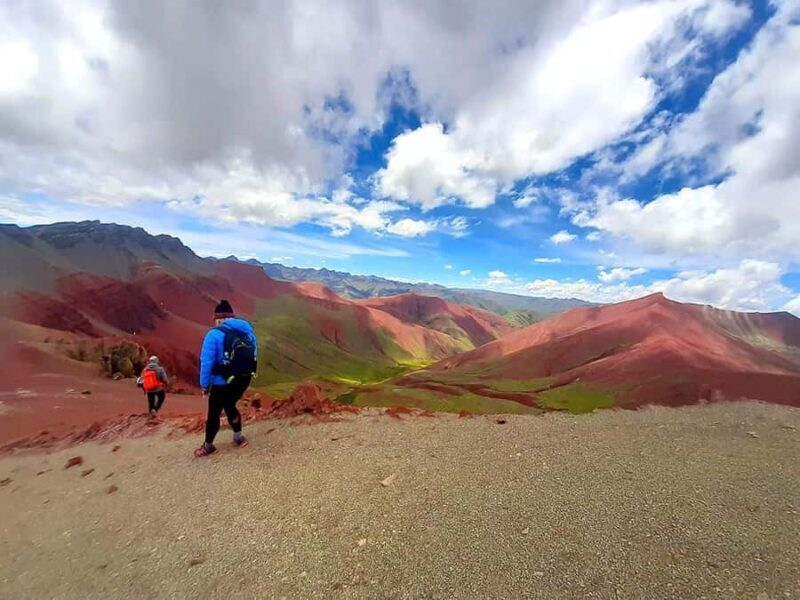 Excursión en el Valle rojo y la Montaña de Arcoiris - Transportation and Group Dynamics