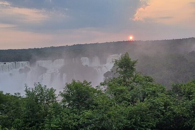 Excursion to both sides of Iguaçu Falls on the same day. - Key Points