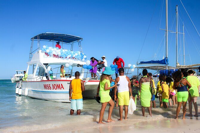 Experience for families and friends by private boat with pick-up - The Sum Up