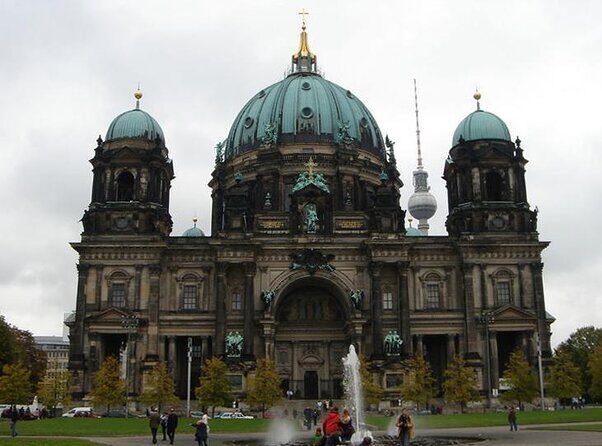 Explore Berlin: Walking Tour of All The Iconic Sites - Key Points