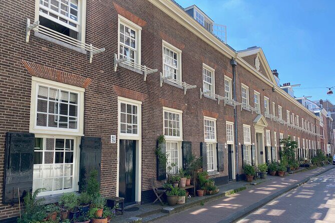 Explore hidden streets with friends - Private Tour - A Deep Dive into the Experience