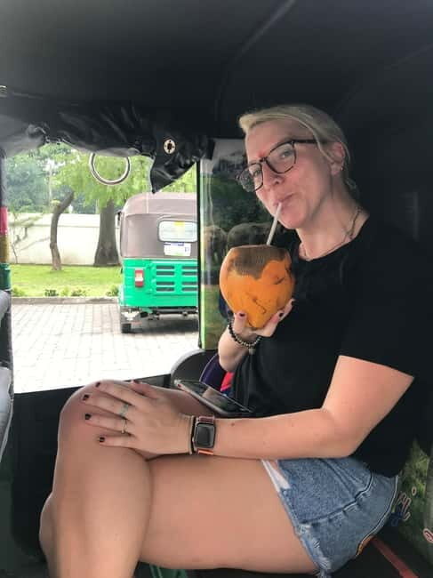 Explore Highlight Colombo with Group of Travelers - Transportation & Group Dynamics