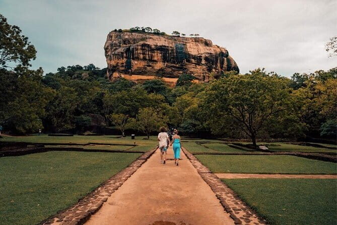 Explore Sri Lanka in 5 Days with Breakfast and Luxury Car - A Deep Dive into the 5-Day Sri Lanka Tour