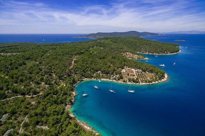 Explore west side of island Bra with Pasara boat - Traditional Dalmatian boat - The Sum Up