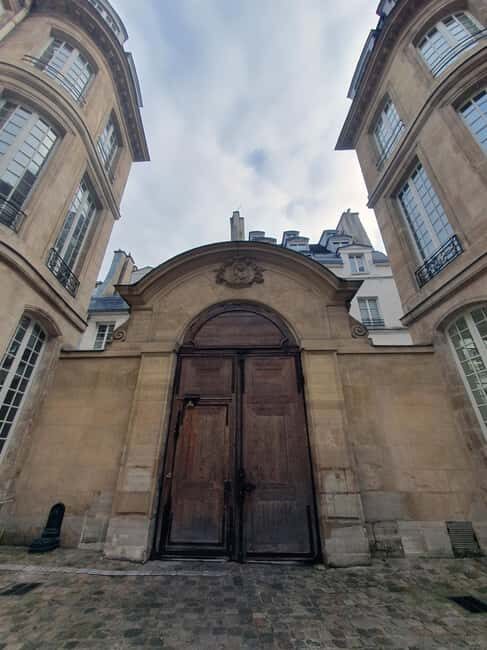 Exploring contemporary art galleries - Key Points