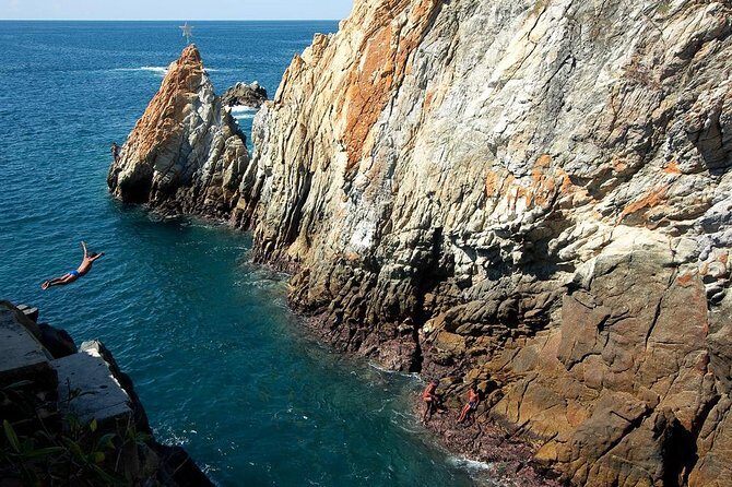 Express High Cliff Drivers at Acapulco - A Deep Dive into the Acapulco Cliff Diving Tour