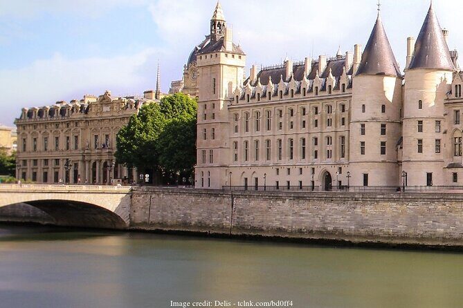 Fall In Love With Paris: Private Half-Day Highlights Tour - A Closer Look at the Experience