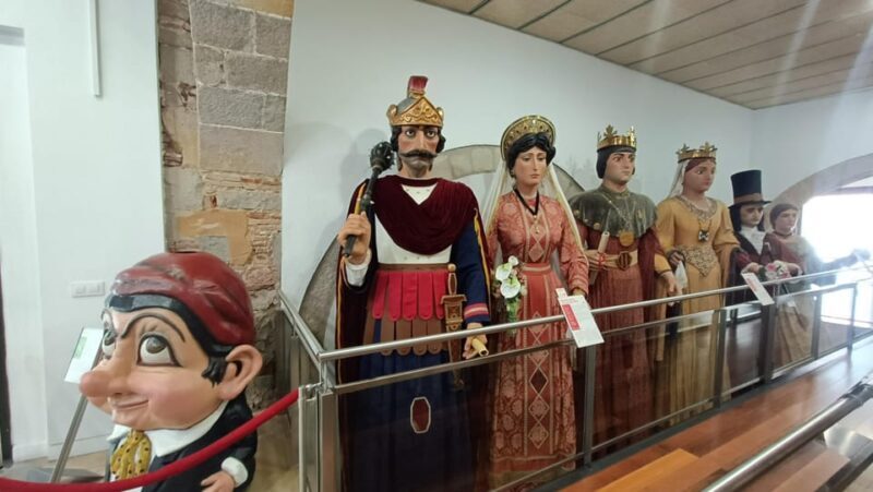 Familly friendly: tailored tapas, giants & Scavenger Hunts! - Exploring Barcelonas Hidden Gems with a Family Twist