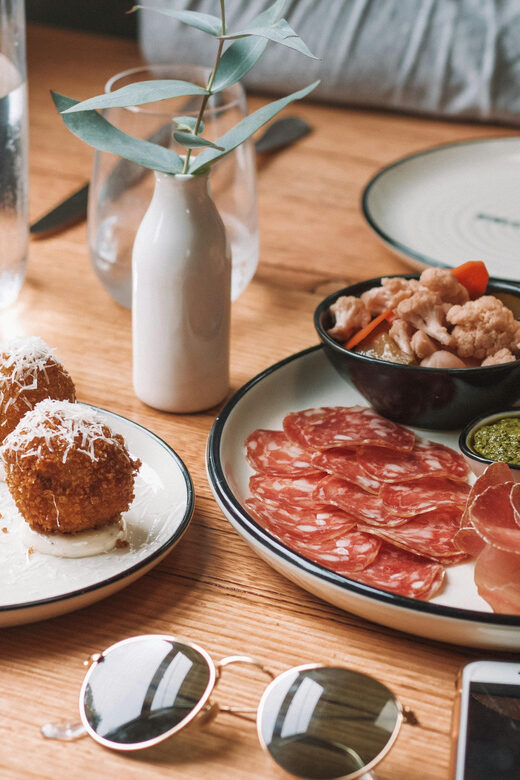 Familly friendly: tailored tapas, giants & Scavenger Hunts! - What Makes This Tour Special?