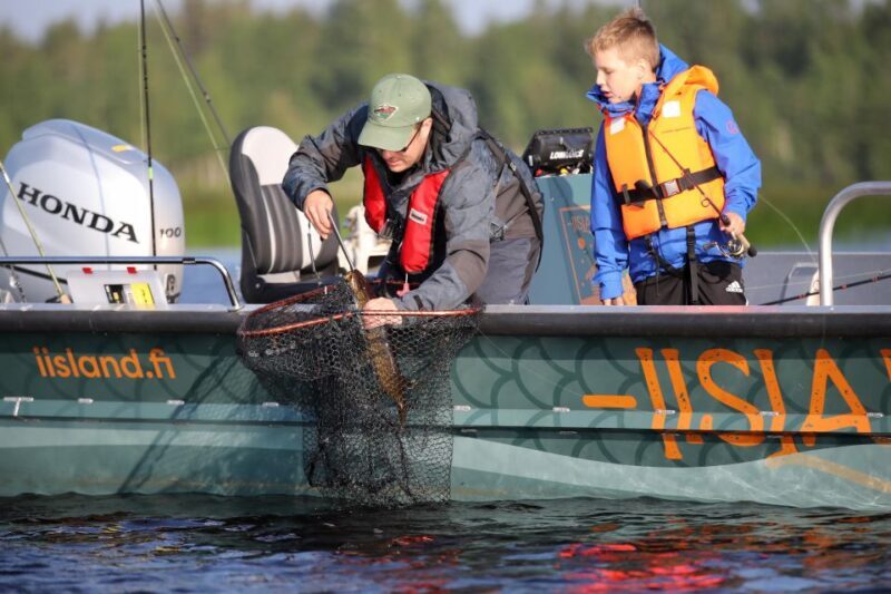 Family-friendly Boat Fishing Trip in Ii - Exploring the Calm Waters of Ii: A Practical Guide