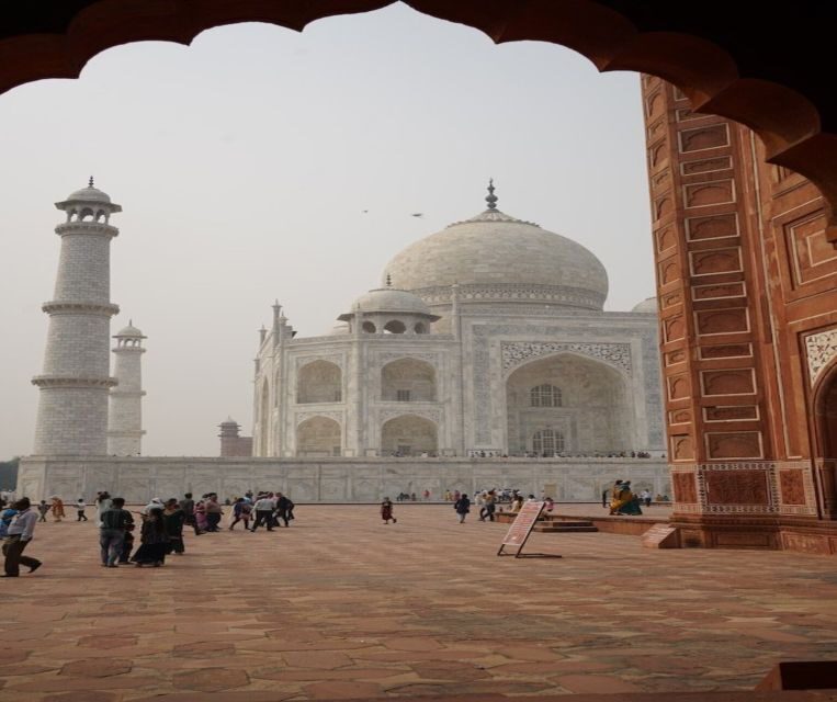Fast-track entry into taj mahal with entrance included. - Key Points