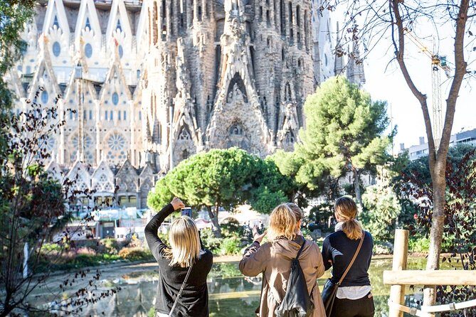 Fast Track Sagrada Familia & Park Guell the best of Gaudí - An In-Depth Look at the Gaudí Tour Experience