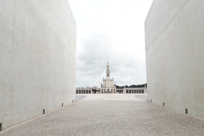 Fátima, Batalha, Nazaré and Óbidos day Tour - Exploring Portugal’s Sacred and Scenic Treasures