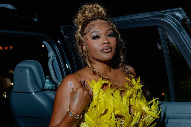 Feel Like a Star: Nighttime Paparazzi Flash Photoshoot - Key Points