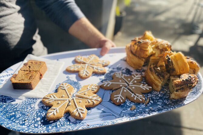 Festive Flavors of Pike Place Market Holiday Food Tour - Guides and Group Size: Personal, Engaging, and Informative