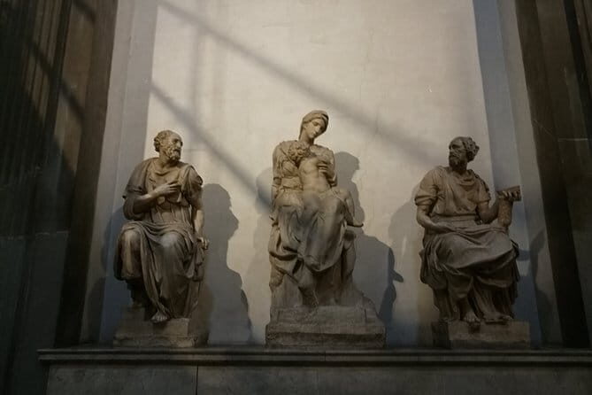 Florence: 1.5 hour Medici Chapels monolingual small-group guided tour - Key Points