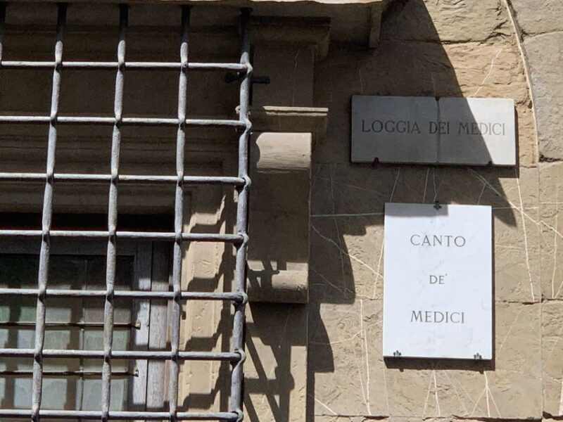 Florence: The Medici Family Guided Walking Tour - Visiting the Medici Residences and Key Sites