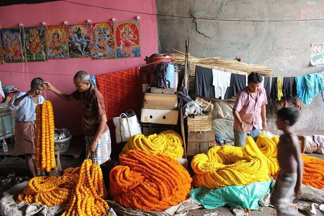 Flower Market Colors and Ganges Ghat Experience - A Deep Dive into the Kolkata Flower Market & Ganges Ghat Tour
