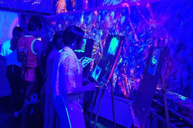 Fluorescent painting studio in Lyon in an art gallery - A Colourful Experience in the Heart of Lyon